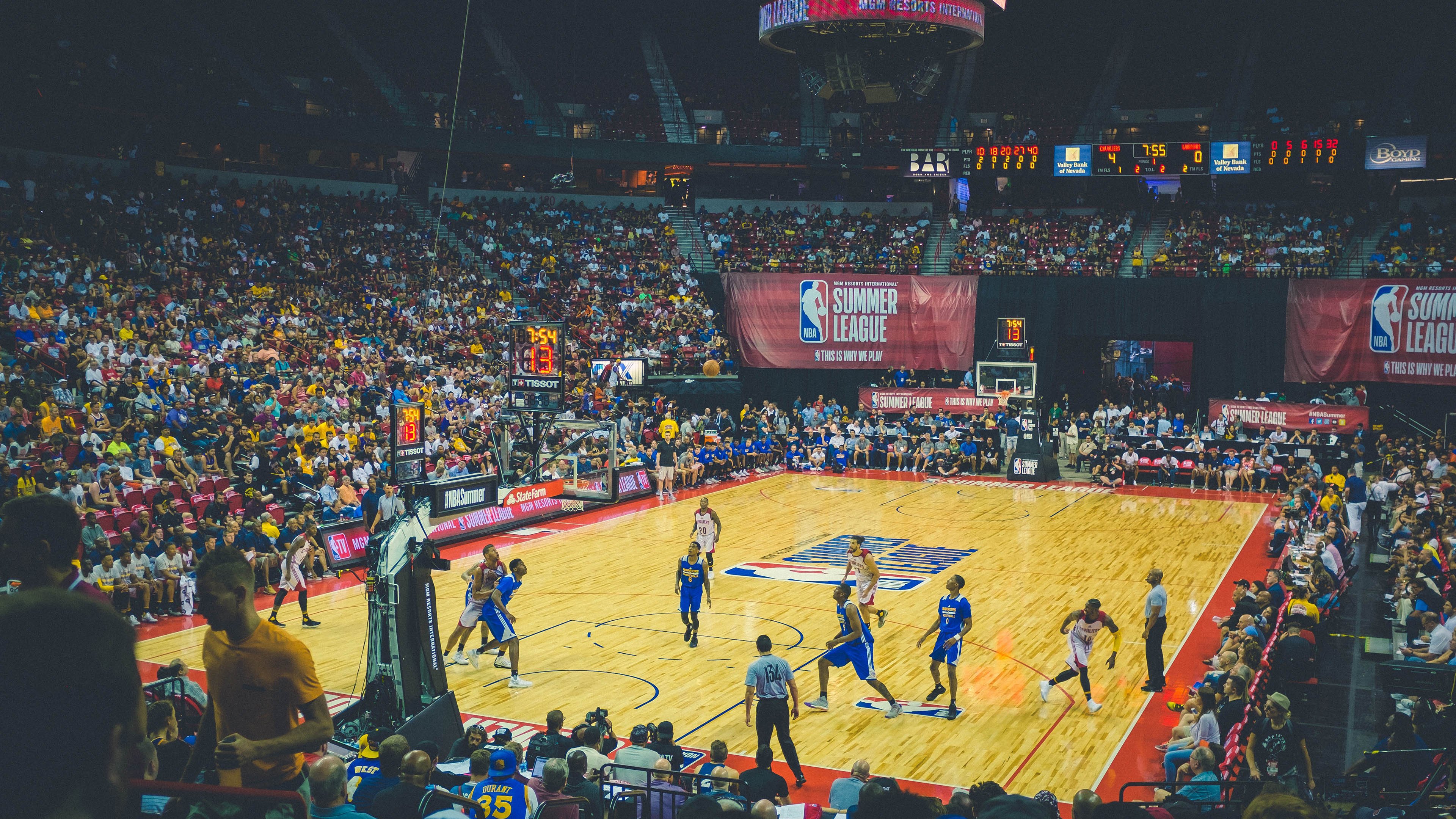 欧冠淘汰赛之夜，哈登压制级发挥，当篮球与足球共享同一种胜利逻辑